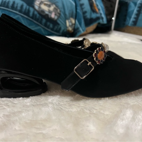 Elegant Black Women's Shoes with Gold Accents - Picture 6 of 7